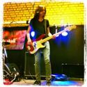 21-&aring;rig bassist/gitarrist