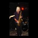 Saxofonist s&ouml;ker band!