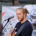 Sångare och gitarrist söker band