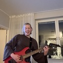 El och akustisk gitarrist finnes 