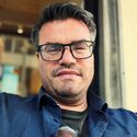 Proffsig sångare/gitarrist och låtskrivare söker bandmedlemmar i Stockholm
